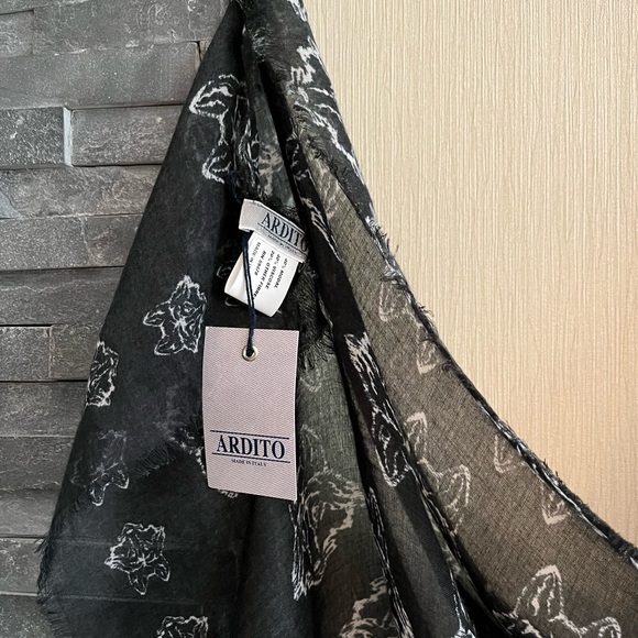 Ardito Italy Made Large Weightless Multipanel/Multidesign Woven Scarf - Picture 5 of 10